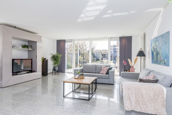 Foto - Verkocht onder voorbehoud: Verrassend ruime en instapklare gezinswoning met diepe zonnige tuin in Hoensbroek
